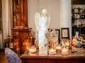Anioł Emily - biały siedzący -  22 x 9 cm figurka dekoracyjna gipsowa