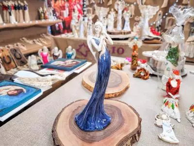 Anioł Elise - niebieski -  35 x 15 cm figurka dekoracyjna gipsowa