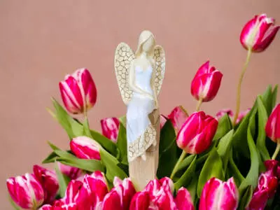 Anioł Emily - biały siedzący -  22 x 9 cm figurka dekoracyjna gipsowa