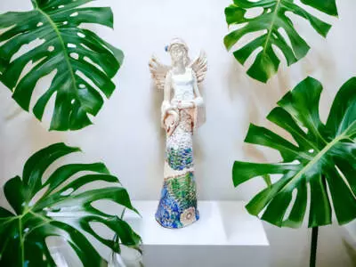 Anioł Frances - biały niebieski zielony -  30 x 14 cm figurka dekoracyjna gipsowa