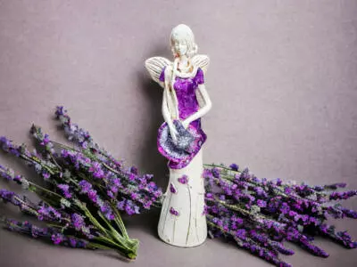 Anioł Sunday Rose - fioletowy -  32 x 15 cm figurka dekoracyjna gipsowa