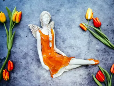 Aniołek Matilda  - pomarańcz jasny -  15 cm figurka dekoracyjna gipsowa