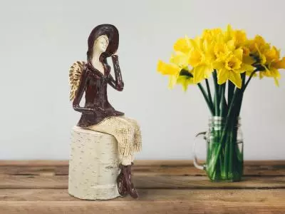 Aniołek Megan - brązowy  -  20 x 9 cm figurka dekoracyjna gipsowa