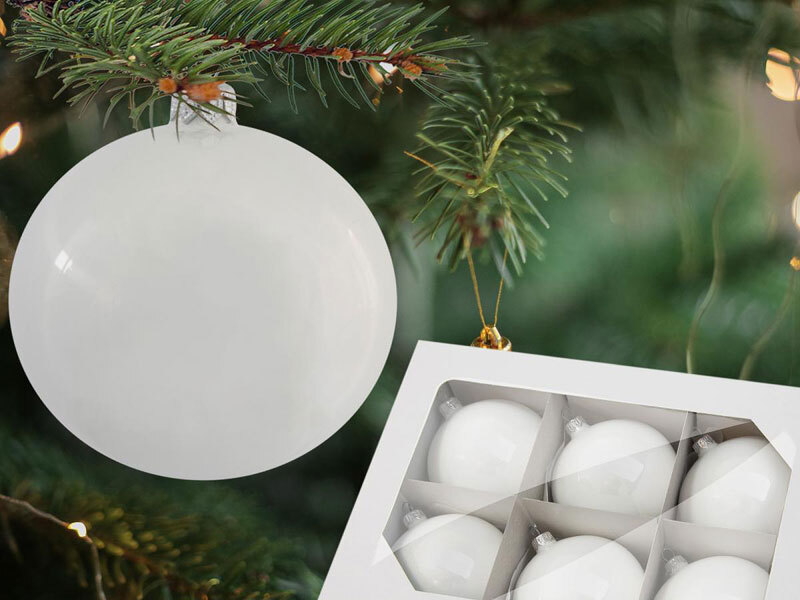 Białe ozdoby choinkowe - spokój i czystość
