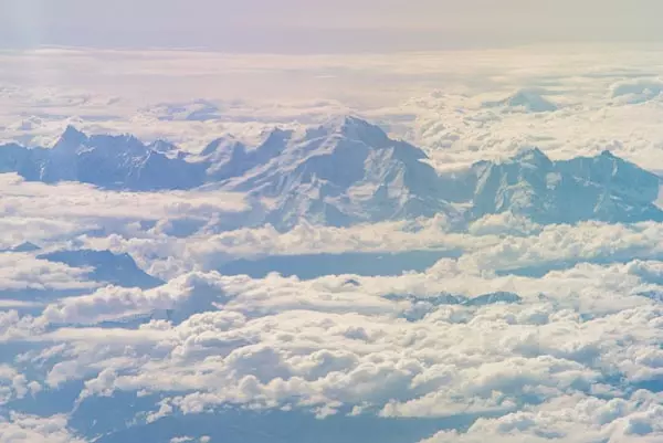 Widok przez okno samolotu na Mont Blanc.