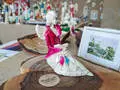 Aniołek Loretta - fiolet -  15 cm figurka dekoracyjna gipsowa