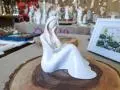Anioł Rozmarzona Emily - biały -  22 x 9 cm figurka dekoracyjna gipsowa