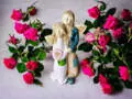 Anioł Allen & Alice -turkus róż -  25 x 14 cm figurka dekoracyjna gipsowa