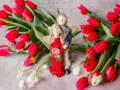 Anioł Allen & Alice - srebrny czerwony -  25 x 14 cm figurka dekoracyjna gipsowa