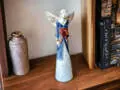 Anioł Lily - szary z brązem -  35 x 15 cm figurka dekoracyjna gipsowa