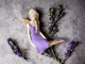 Aniołek Matilda - lawenda -  15 cm figurka dekoracyjna gipsowa