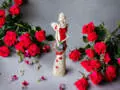 Anioł Sunday Rose - czerwony -  32 x 15 cm figurka dekoracyjna gipsowa