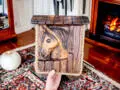 Koń rzeźbiony w zagrodzie na desce -  ozdoba z drewna