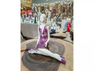 Aniołek Matilda  - jasny fiolet -  15 cm figurka dekoracyjna gipsowa