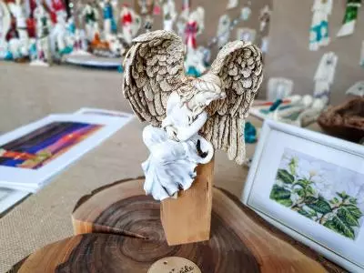 Anioł Pokory - biały lewy -  15 x 11.5 cm figurka dekoracyjna gipsowa