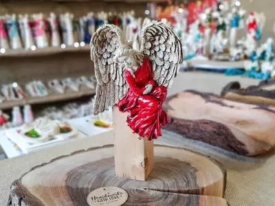 Anioł Pokory - czerwony prawy -  15 x 11.5 cm figurka dekoracyjna gipsowa
