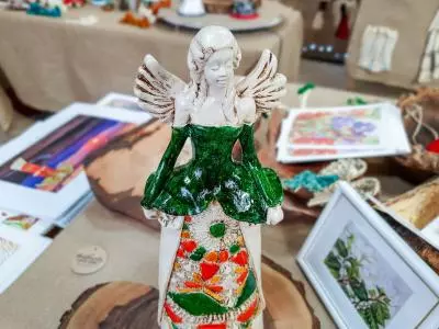 Anioł Anna - zielona -  35 x 15 cm figurka dekoracyjna gipsowa