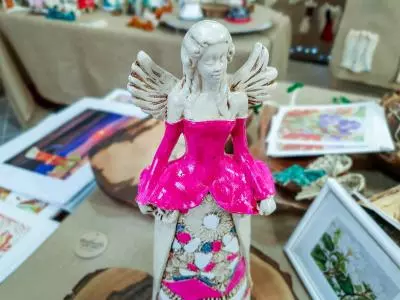 Anioł Anna - różowy -  35 x 15 cm figurka dekoracyjna gipsowa
