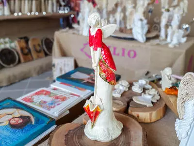 Anioł Annabel - czerwony -  35 x 15 cm figurka dekoracyjna gipsowa