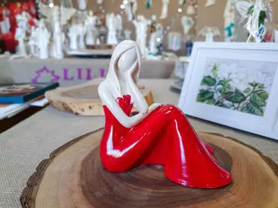 Anioł Rozmarzona Emily - czerwony -  22 x 9 cm figurka dekoracyjna gipsowa