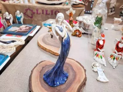 Anioł Elise - niebieski -  35 x 15 cm figurka dekoracyjna gipsowa