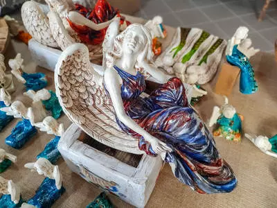 Anioł od Św. Rity - granat brąz -  47 x 25 cm figurka dekoracyjna gipsowa