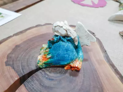 Śpiący aniołek - turkus A -  figurka dekoracyjna gipsowa