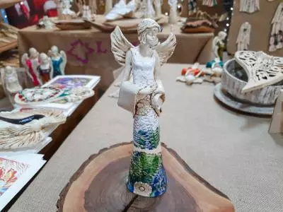 Anioł Frances - biały niebieski zielony -  30 x 14 cm figurka dekoracyjna gipsowa