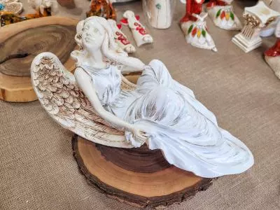 Anioł od Św. Rity - biały -  47 x 25 cm figurka dekoracyjna gipsowa