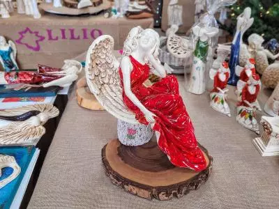Anioł od Św. Rity - czerwony -  47 x 25 cm figurka dekoracyjna gipsowa