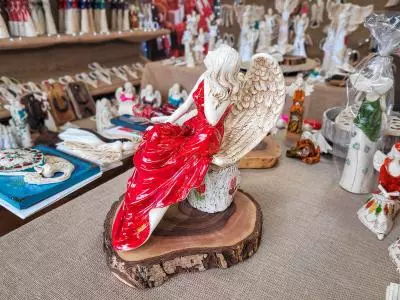 Anioł od Św. Rity - czerwony -  47 x 25 cm figurka dekoracyjna gipsowa