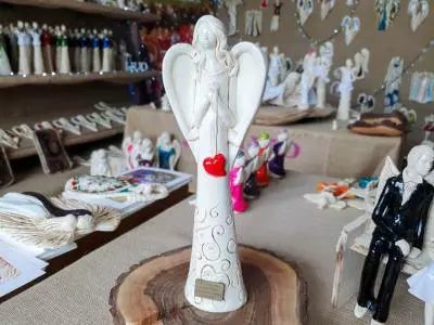 Anioł z Sercem - beżowy -  35 x 15 cm figurka dekoracyjna gipsowa