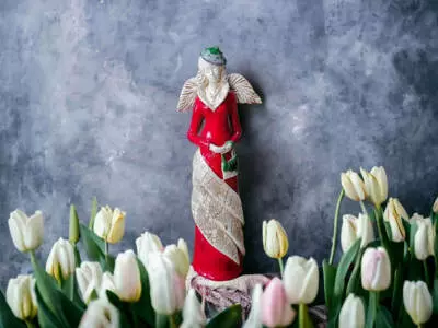 Anioł Charlotte Art - czerwony -  32 x 15 cm figurka dekoracyjna gipsowa