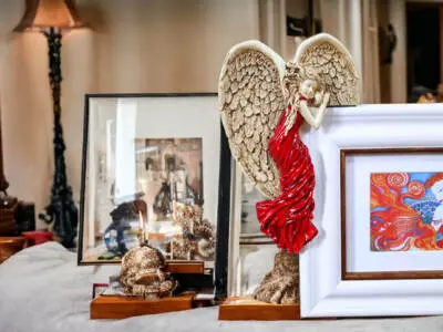 Anioł Andrea - czerwony lewy -  19 x 11 cm figurka dekoracyjna gipsowa