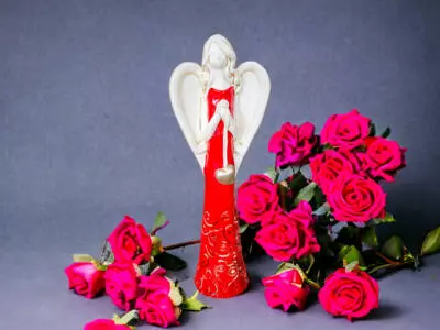 Anioł z Sercem - czerwony -  35 x 15 cm figurka dekoracyjna gipsowa