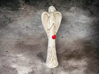 Anioł z Sercem - beżowy -  35 x 15 cm figurka dekoracyjna gipsowa