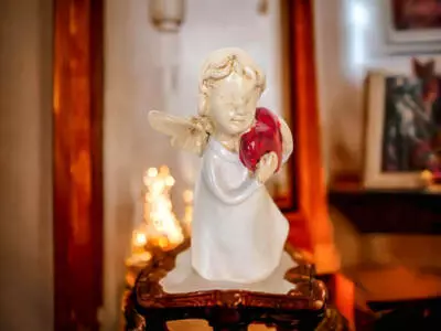 Aniołek z sercem - biały -  15 x 7.5 cm figurka dekoracyjna gipsowa