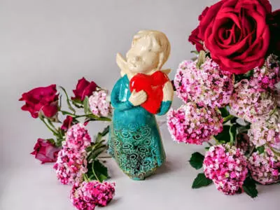 Aniołek z sercem - turkus -  15 x 7.5 cm figurka dekoracyjna gipsowa