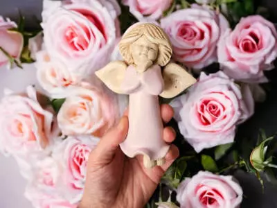 Aniołek Adam - wiszący róż -  13 cm figurka dekoracyjna gipsowa