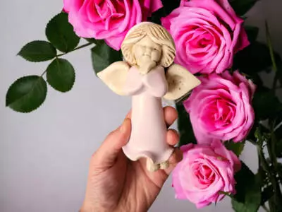 Aniołek Adam - wiszący róż -  13 cm figurka dekoracyjna gipsowa