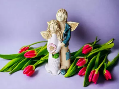 Anioł Allen & Alice -turkus róż -  25 x 14 cm figurka dekoracyjna gipsowa