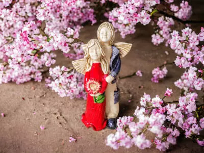 Anioł Allen & Alice - srebrny czerwony -  25 x 14 cm figurka dekoracyjna gipsowa