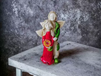 Anioł Allen & Alice - czerwony zielony -  25 x 14 cm figurka dekoracyjna gipsowa