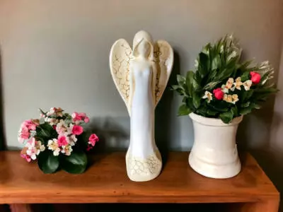 Anioł Emily - biały -  22 x 9 cm figurka dekoracyjna gipsowa