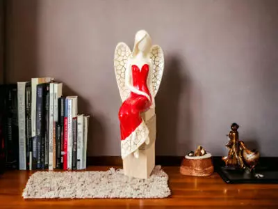 Anioł Emily - czerwony siedzący -  22 x 9 cm figurka dekoracyjna gipsowa