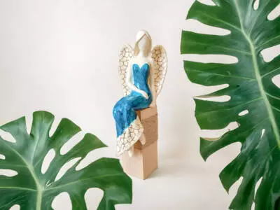 Anioł Emily - turkus siedzący -  22 x 9 cm figurka dekoracyjna gipsowa