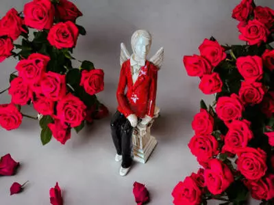 Anioł co chętnie słucha - czerwony -  20 x 9 cm figurka dekoracyjna gipsowa