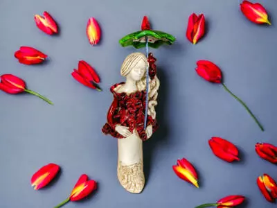 Anioł Konstancja - czerwony -  figurka dekoracyjna gipsowa 32 x 10 cm