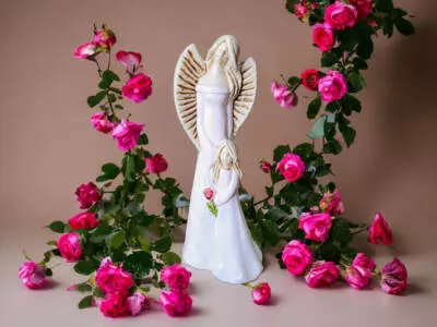 Anioł Hannah & Evelyn - różowy biały -  32 x 15 cm figurka dekoracyjna gipsowa