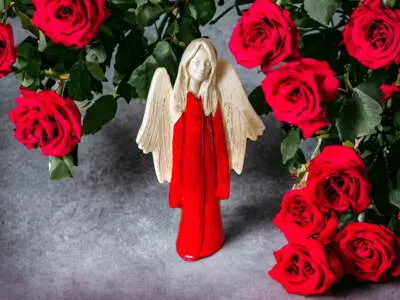 Anioł Julia - czerwony -  27 x 14 cm figurka dekoracyjna gipsowa